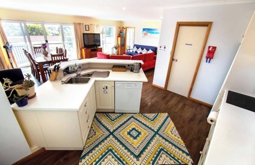 Bonney Apartment | Stylish Two-Bedroom Apartment with Spa and Dining in Meningie