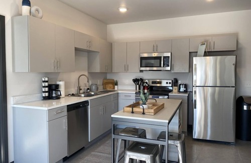 Downtown Lincoln Condo | Modern Elegance: Family-Friendly 3BR Condo with Spa & Pool