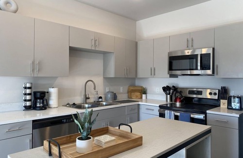 Downtown Lincoln Condo | Modern Elegance: Family-Friendly 3BR Condo with Spa & Pool