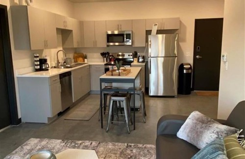 Downtown Lincoln Condo | Modern Elegance: Family-Friendly 3BR Condo with Spa & Pool