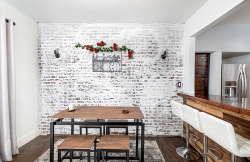 Southwest Carrollton House | Modern Elegance: Prime Location in Carrollton