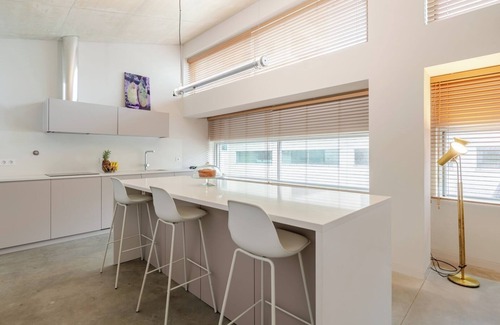 Aldoar Apartment | Modern Elegance w/Artistic Soul by HostWise