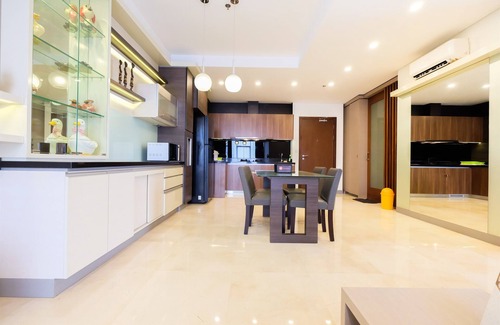 Mampang Prapatan Apartment | Stylish L'Avenue Apartment: Pool, Breakfast & Family Friendly