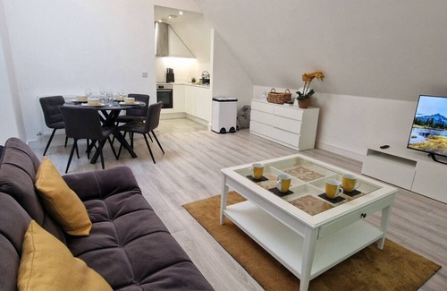 Whittington Condo | Modern Elegant 2-Bed, free private parking