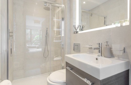Brondesbury Park Condo | Modern En-suite Double - Queen’s Park