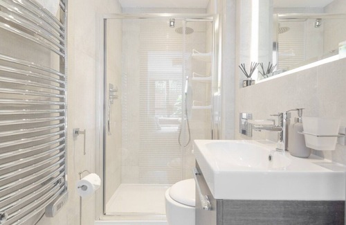 Brondesbury Park Condo | Modern En-suite Double - Queen’s Park