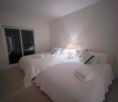 Gormley Villa | Modern entire house close to Costco convenient stay