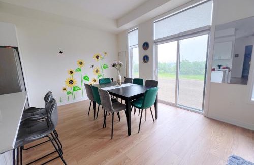 Gormley Villa | Modern entire house close to Costco convenient stay
