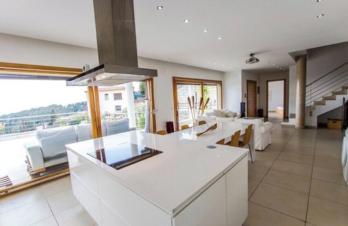Sant Cebria de Vallalta Villa | Modern Mestral - Pet-Friendly Retreat Near the Beach!