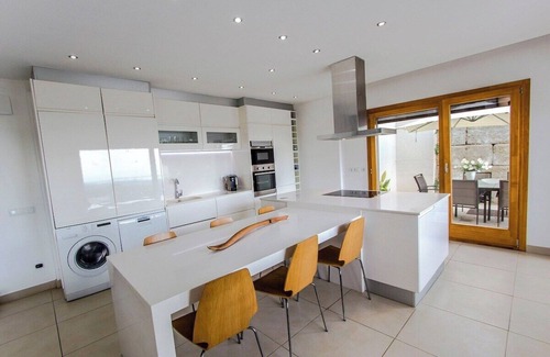 Sant Cebria de Vallalta Villa | Modern Mestral - Pet-Friendly Retreat Near the Beach!