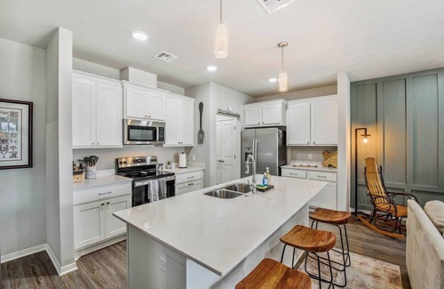 Bryan Apartment | Modern Escape - Allen Park