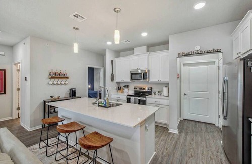 Bryan Apartment | Modern Escape - Allen Park