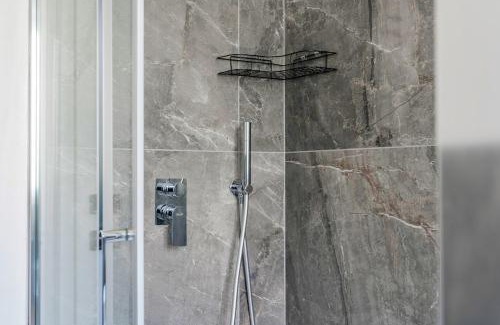 Sant'Eufemia Apartment | Modern Essence city view