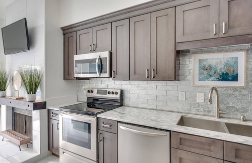 Historic Downtown Savannah House | Modern Executive Rental with Parking Near Forsyth by Lucky Savannah