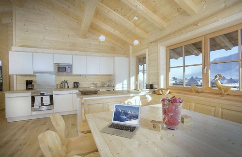 Bramberg am Wildkogel Ski Chalet | Modern Family Chalet: Pet Friendly with Sauna & Mountain Views