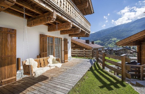 Bramberg am Wildkogel Ski Chalet | Modern Family Chalet: Pet Friendly with Sauna & Mountain Views