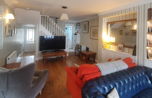 Mortlake House | Stylish Family 3 Bed Home with Spa in Barnes