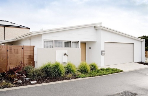 Collingwood Park House | Family-Friendly Retreat Steps from Middleton Beach & Pool Access
