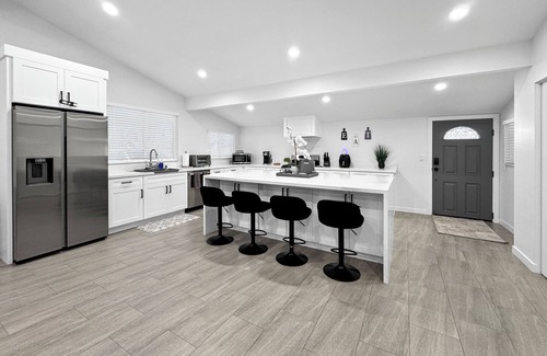 Southwest Anaheim House | Modern Home for 10 Near Disney & Knotts - Family Friendly