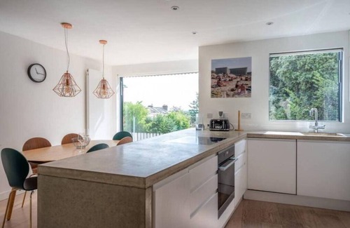 Wimbledon House | Modern Family Retreat in Wimbledon Village with Parking