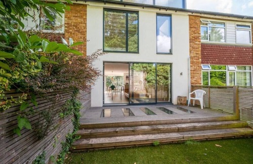 Wimbledon House | Modern Family Retreat in Wimbledon Village with Parking