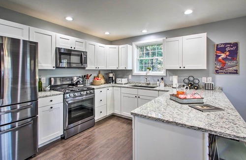 Conway House | Modern Family Home with Spa, Near Ski Cranmore Mountain