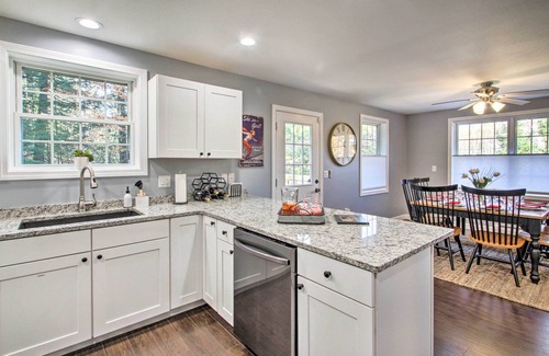Conway House | Modern Family Home with Spa, Near Ski Cranmore Mountain