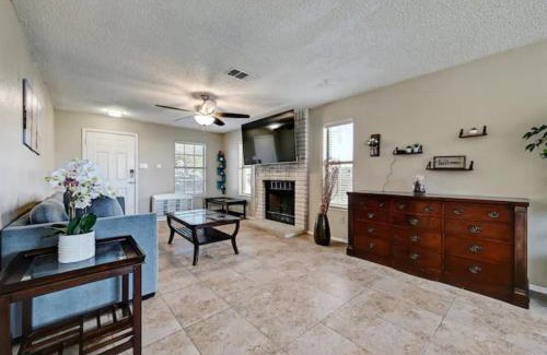 Pflugerville House | Modern 3BR Pet-Friendly Retreat Near Parks & Trails