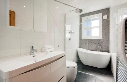 Earlsfield House | Contemporary Family Home in London Near Amenities & Transport