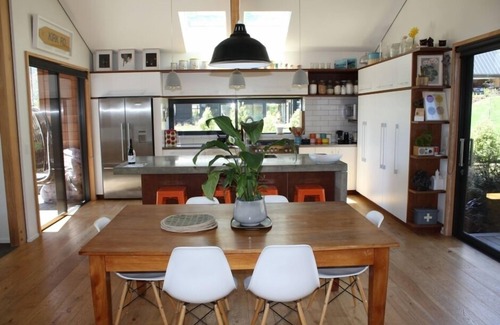 Jacks Point House | Modern Family Home with Pool & Breakfast - Rated 10/10!