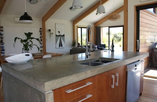 Jacks Point House | Modern Family Home with Pool & Breakfast - Rated 10/10!