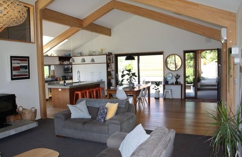 Jacks Point House | Modern Family Home with Pool & Breakfast - Rated 10/10!