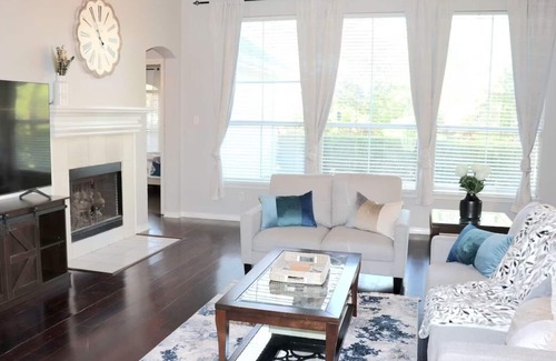 South Arlington House | Modern Family Home with a Yard and Private Deck