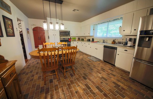 Sand Springs House | Stylish Farmhouse in Sand Springs - Family & Pet-Friendly