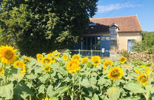 Pazy House | Charming Farmhouse Retreat Near Morvan with Pool & Breakfast