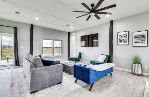 Del Valle House | Inviting Modern Farmhouse in Del Valle's Scenic Setting