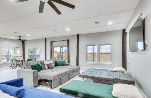 Del Valle House | Inviting Modern Farmhouse in Del Valle's Scenic Setting