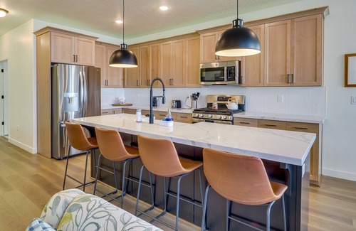 Herriman House | Chic Mountain View Farmhouse with Spa & Family Amenities