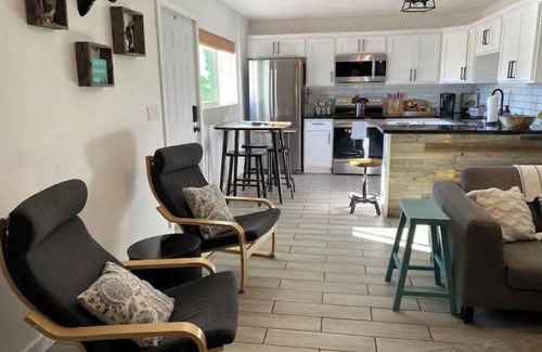 Julia Keen House | Guest Rated 10/10: Modern Farmhouse with Family-Friendly Amenities