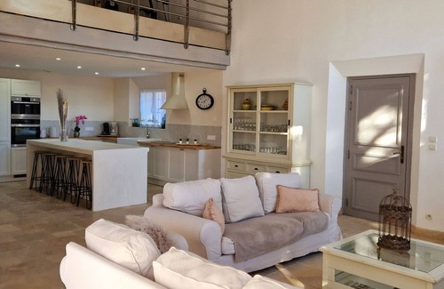 Uzes Villa | Idyllic Modern Farmhouse in Uzés with Pool and Spa Amenities