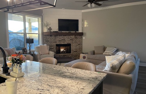College Station House | Guest Rated 10/10: Modern Farmhouse with Family Amenities