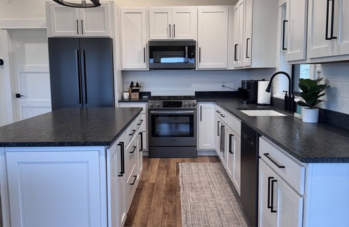 Manhattan House | Modern Farmhouse Retreat with Spectacular Views & Family Amenities