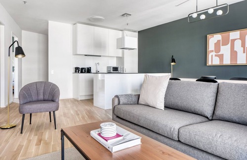 Favoriten Apartment | Modern Favoriten 3BR with Roof Access & Gym, Near HBF