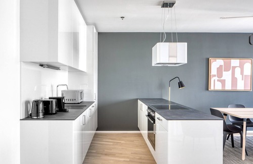 Favoriten Apartment | Modern Favoriten 3BR with Roof Access & Gym, Near HBF