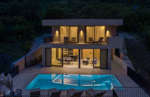 Rozat Villa | Modern five-star 3-Bedroom Villa for 6+2, with Pool