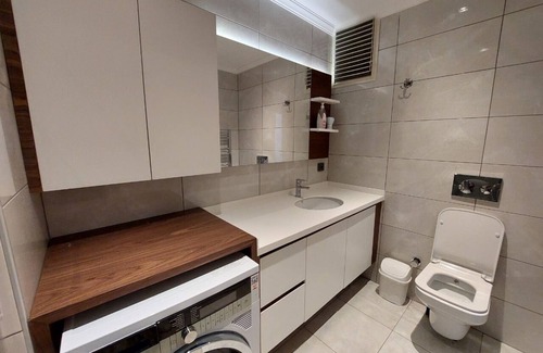 Bayrampasa Apartment | Stylish Flat Near City Center with Hot Tub & Breakfast