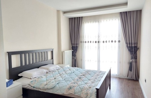Bayrampasa Apartment | Stylish Flat Near City Center with Hot Tub & Breakfast