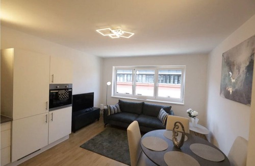 Favoriten Apartment | Modern Flat with Balcony Steps from Central Station