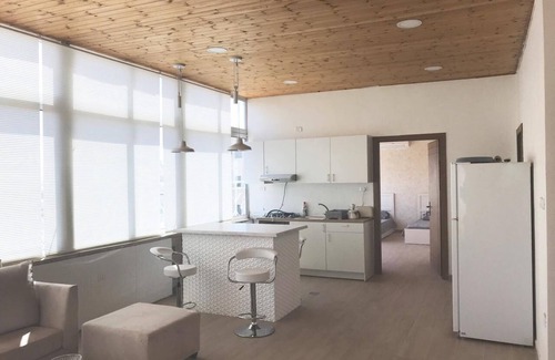 Al Abdali Apartment | Stylish Flat with Spa, Breakfast and Hot Tub Amenities