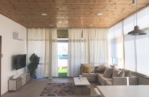Al Abdali Apartment | Stylish Flat with Spa, Breakfast and Hot Tub Amenities